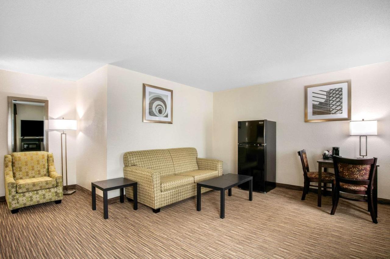 Quality Inn & Suites Metropolis I-24 Εξωτερικό φωτογραφία